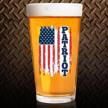 Laden Sie das Bild in den Galerie-Viewer, Lucky Shot USA - Americana Pint Glass - Patriot Flag
