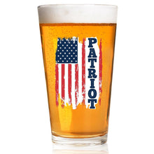 Laden Sie das Bild in den Galerie-Viewer, Lucky Shot USA - Americana Pint Glass - Patriot Flag
