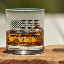 Laden Sie das Bild in den Galerie-Viewer, Lucky Shot USA - Americana Whisky Glass - Bullet Flag
