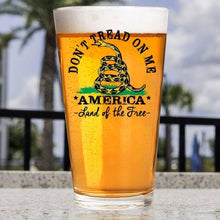 Afbeelding in Gallery-weergave laden, Lucky Shot USA - Pint Glass - Don&#39;t Tread On Me
