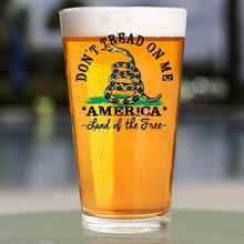 Charger l&#39;image dans la galerie, Lucky Shot USA - Pint Glass - Don&#39;t Tread On Me
