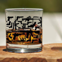 Carica l&#39;immagine nel visualizzatore di Gallery, Lucky Shot USA - Whisky Glass - Guns 360 Wrap
